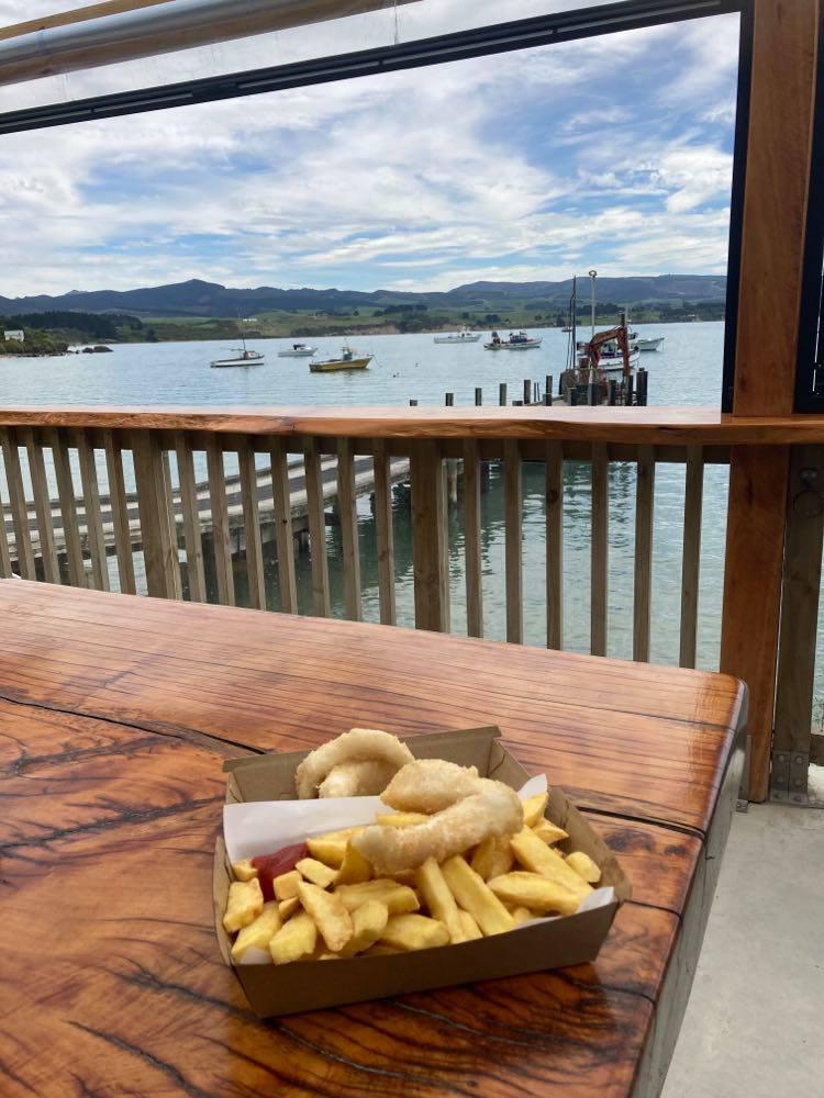 The Fishwife at Moeraki: Fresh fish and crays in the bay