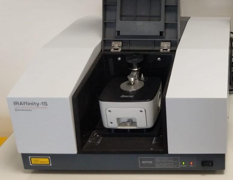 Fourierova transformační infračervená absorpční spektrometr