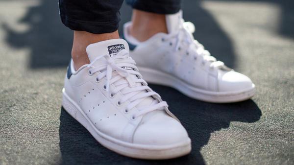 Sneaker: So bleiben weiße Turnschuhe wirklich weiß