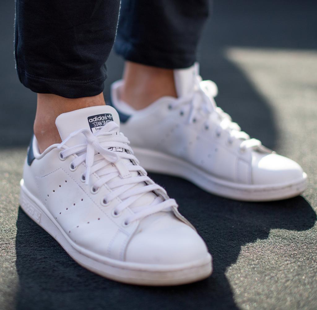 Weiße Sneaker reinigen: Dieses Hausmittel bewirkt wahre Wunder