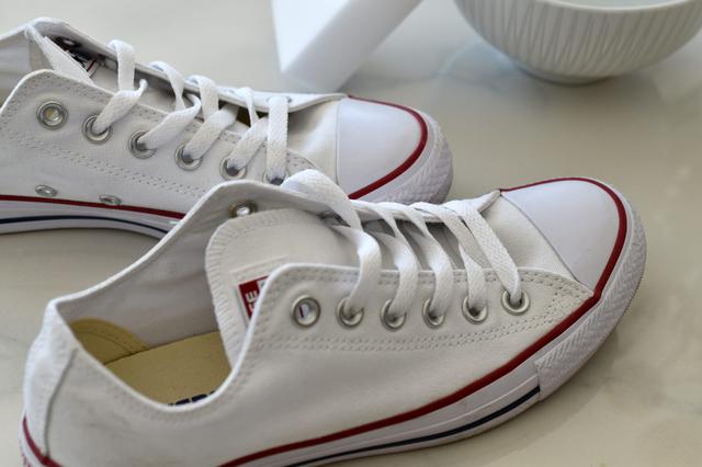 Limpiar Chucks, Converse y zapatillas blancas: ¡así de fácil!