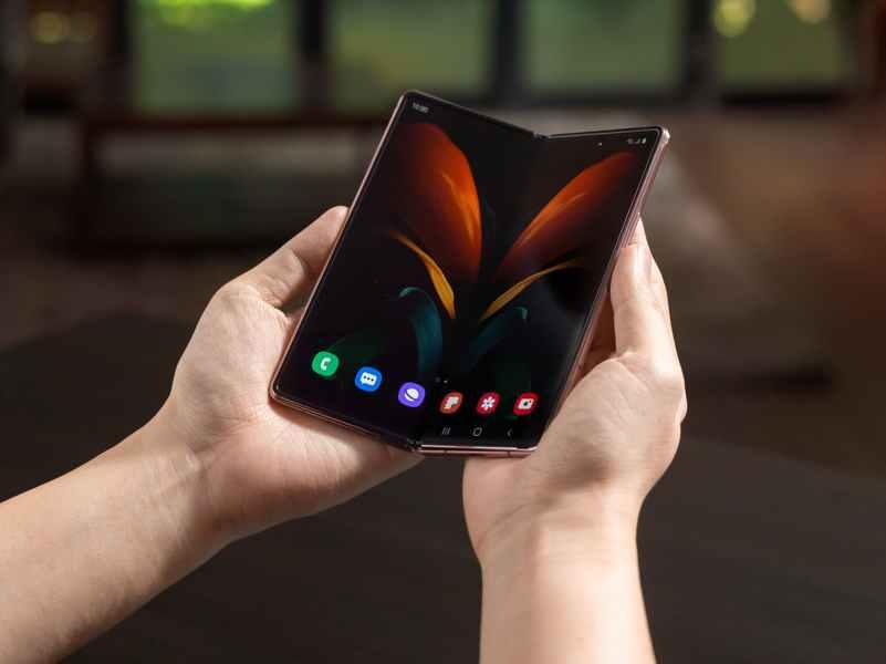 Samsung, here are the new foldable phones.  The surprise is the price.