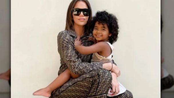 Khloe Kardashian fue criticada por vender la ropa vieja de True, incluidos los jeans, por $ 495 en lugar de donarla a familias necesitadas