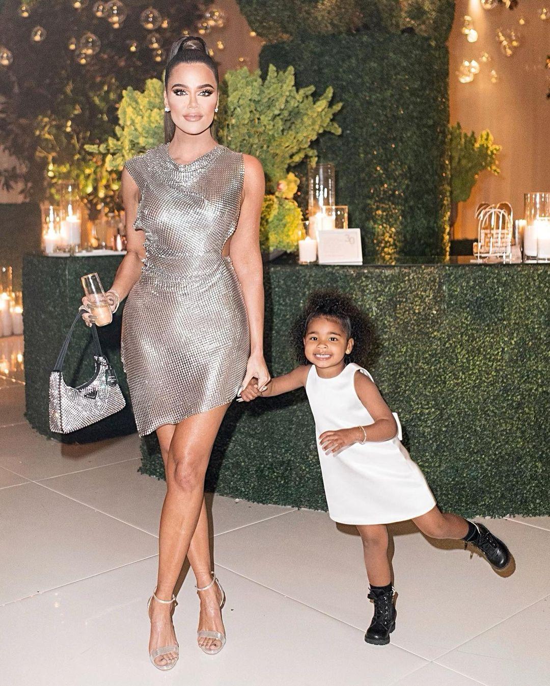 La hija de Khloe Kardashian, de 3 años, usa un vestido Dolce & Gabbana de $ 495 después de que la estrella criticara por «no dar a las personas necesitadas»