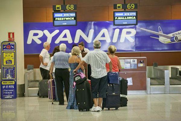 La Justicia considera "abusivo" que las aerolíneas cobren por el equipaje de mano y condena a Ryanair