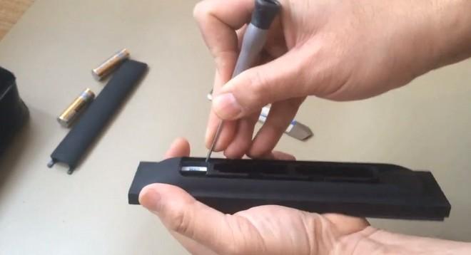 Vidéo : démontage et nettoyage de la télécommande de la Freebox Mini 4K