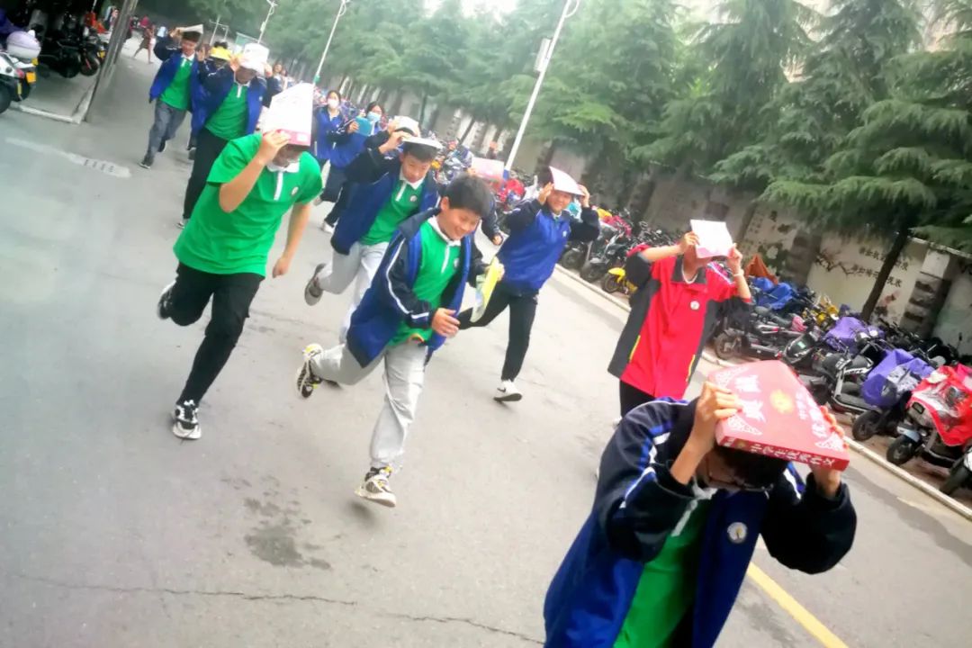 Zhumadian High School Affiliated Middle School held an anti-seismic emergency risk evacuation drill  
