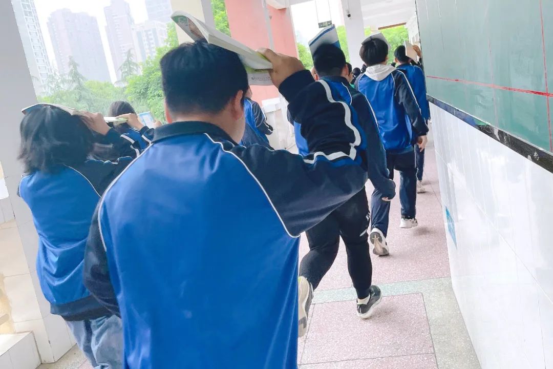 Zhumadian High School Affiliated Middle School held an anti-seismic emergency risk evacuation drill  
