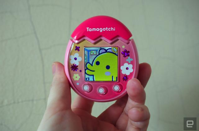 Můj Tamagotchi Pix se utopil ve stolici, není to moje chyba