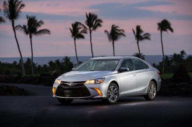 2015 Toyota Camry Hybrid SE Review 