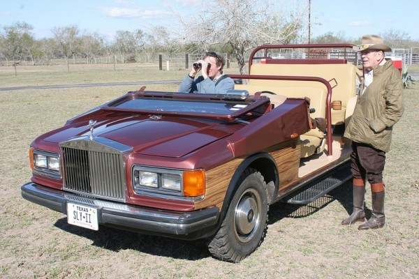 Cannon or Mr. Machine Gun? Luxuriously equipped Rolls-Royce hunting truck 