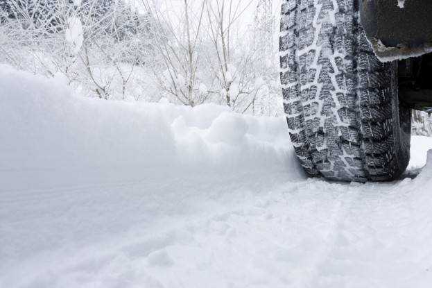Snow tires vs all-wheel drive: which one keeps you working alive? 