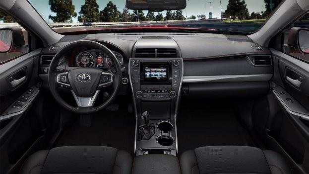 2015 Toyota Camry Hybrid SE Review 
