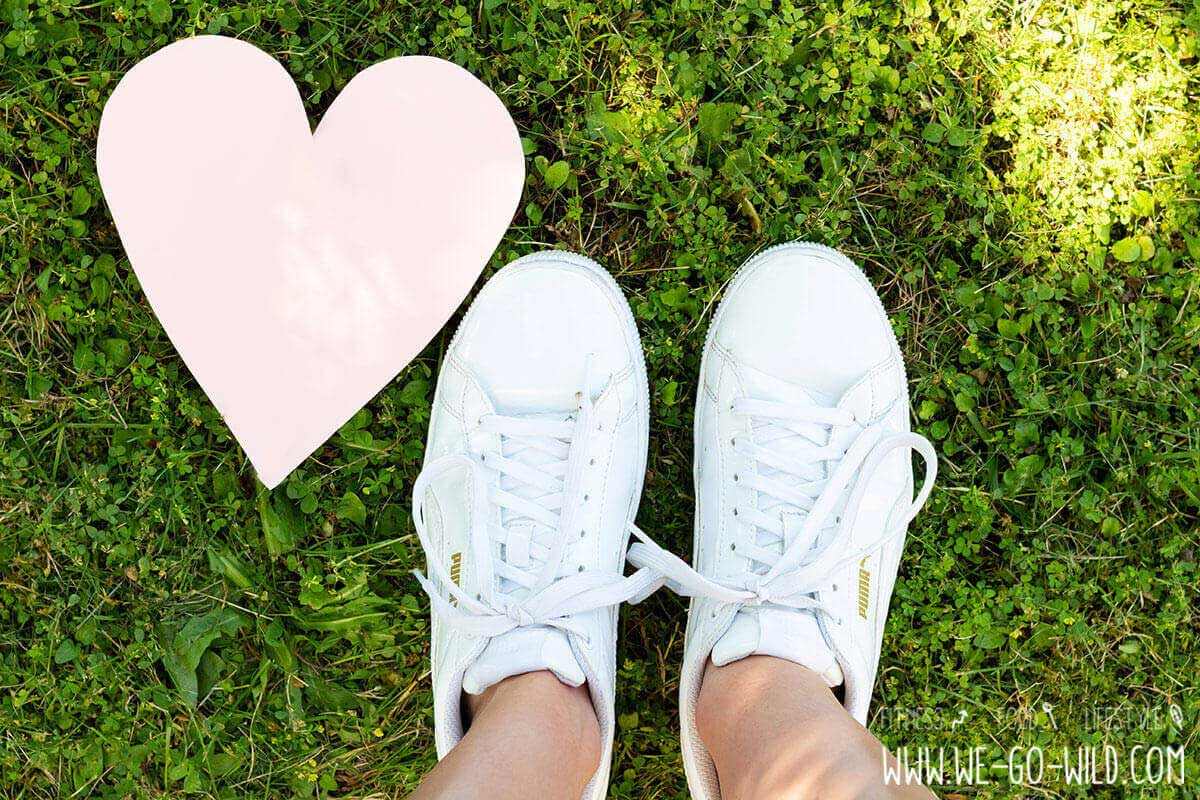 Weiße Sneaker reinigen: Die besten Tipps gegen schmutzige Schuhe