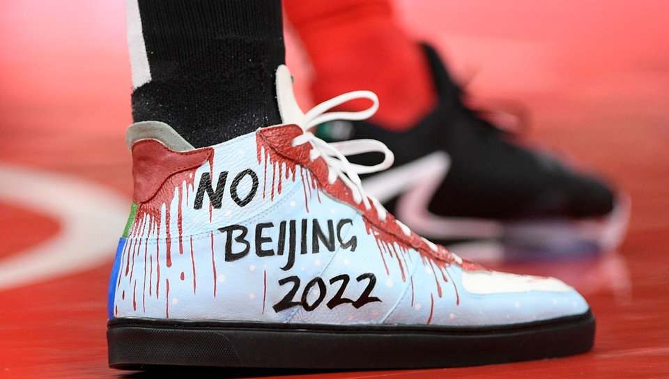 La estrella de la NBA Enes Kanter se enfrenta a China: "Posponer los juegos"