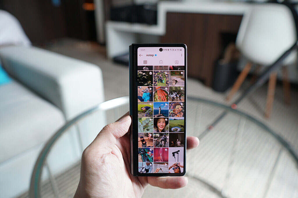 Samsung Galaxy Z Fold 3 : R