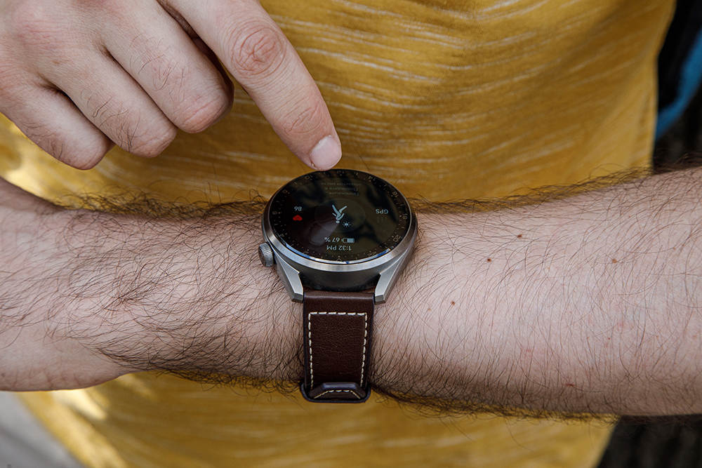 Звонки без смартфона, фитнес и оплата. Сравниваем умные часы Huawei Watch 3 Pro и Apple Watch Series 6