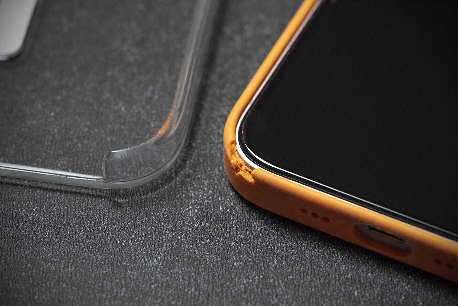 Все ругали прозрачный чехол MagSafe для iPhone, что дорого, пластик и неудобно. Носил 4 месяца, вот выводы 