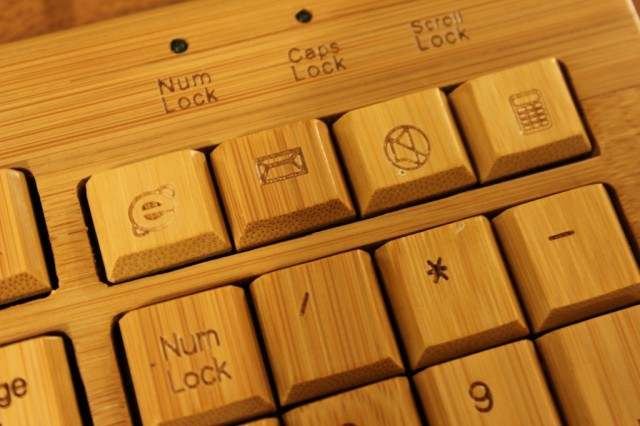 Volverse ecológico con el teclado y el mouse de bambú tallados a mano de Impecca