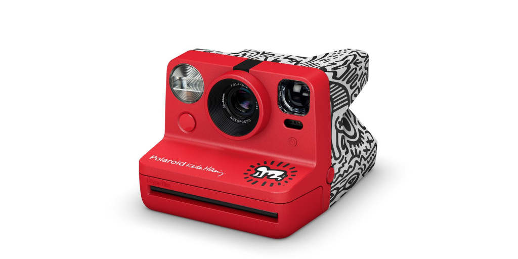 Polaroid lance un appareil photo instantané inspiré de Keith Haring à temps pour le mois de la fierté