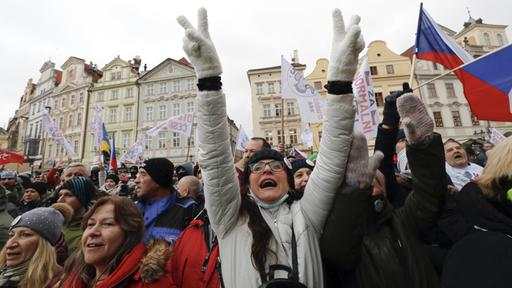 Liveblog zum Coronavirus ++ Tausende protestieren in Prag gegen Beschränkungen ++ 
