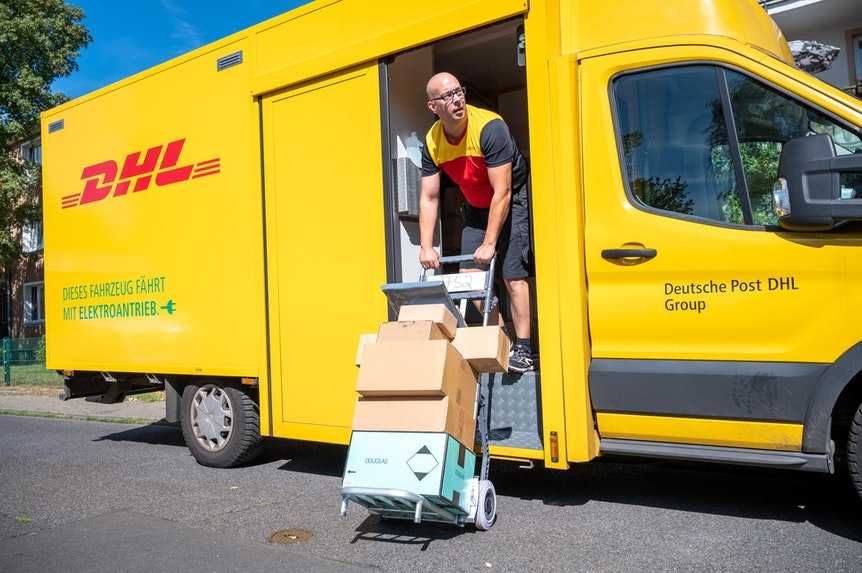 DHL-Paketbote: So hart ist der Job in Corona-Zeit wirklich 
