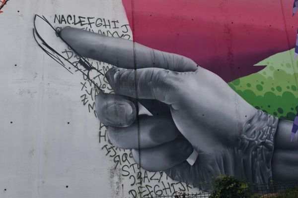 Besançon : à la rencontre de Nacle, le graffeur qui colore le quotidien des soignants 