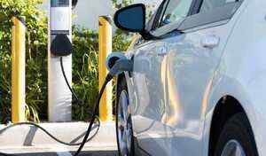 Free recharging with electric and hybrids offered to customers of a garage