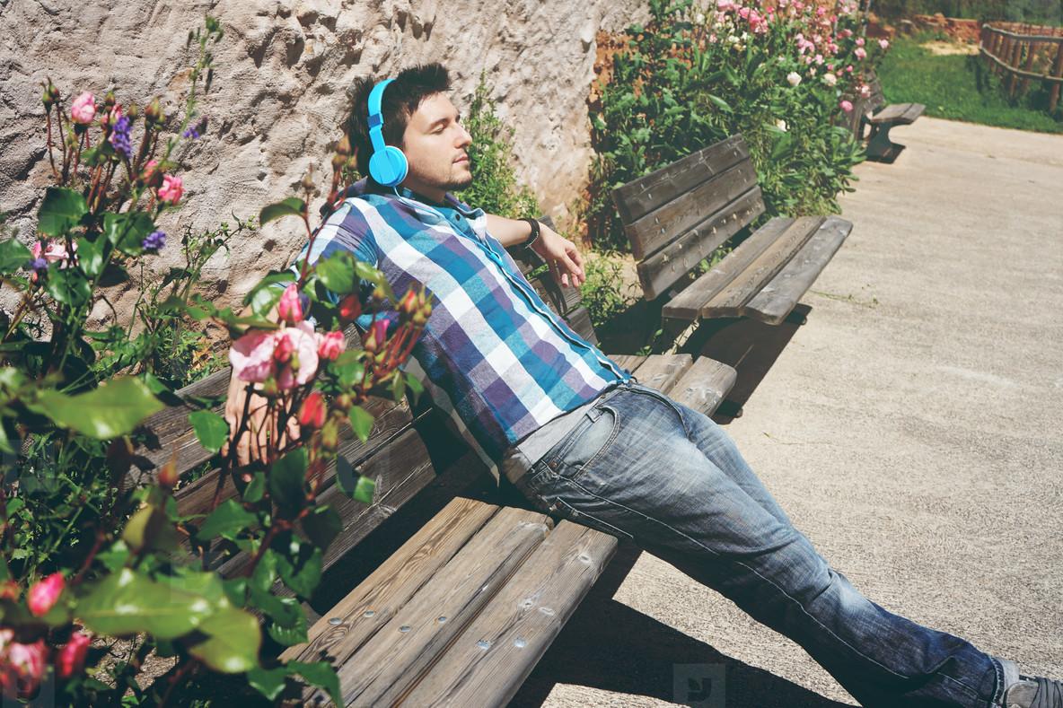 Man listening to the park 