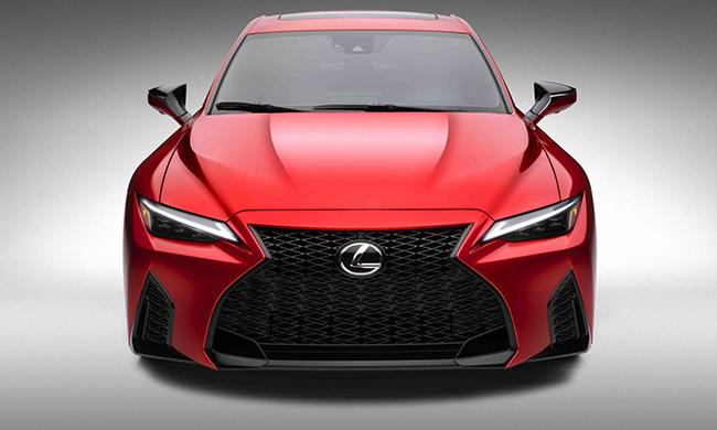 Lexus IS 500 F SPORT performance: under that raised hood there is a powerful V8! 
