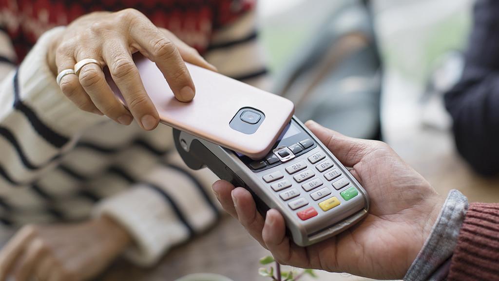 Mobiles Bezahlen mit Handy: Wie zahle ich mit Apple oder Google Pay von meinem Smartphone?