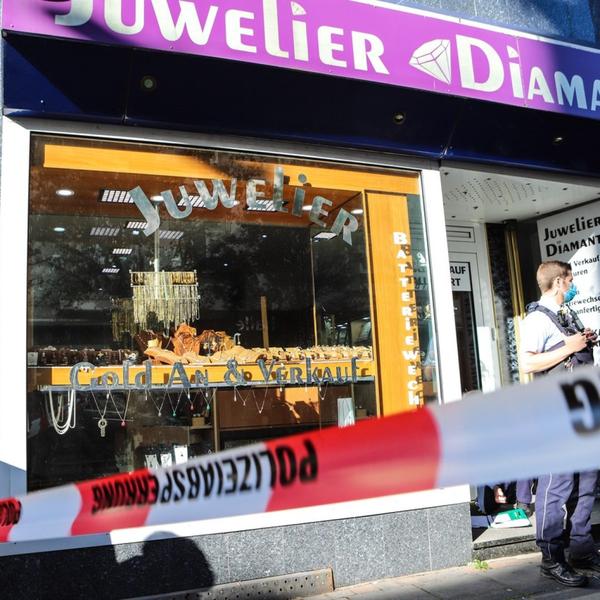 POL-HA: Raub in der Rathausstraße - Täter entkommen mit Geld und Uhr 