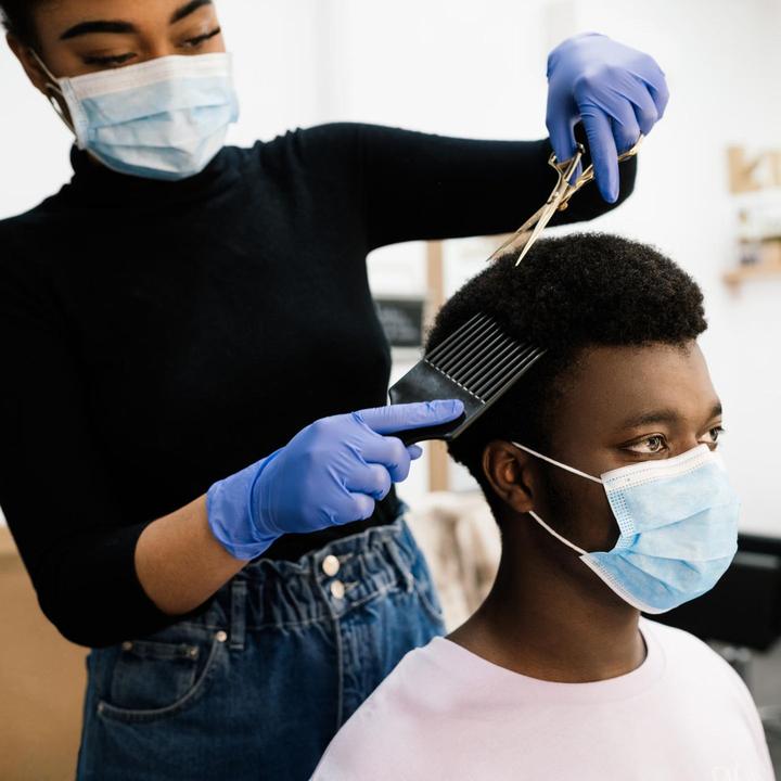 Los peluqueros británicos también deberían obligar a peinarse Aprender Cabello afro 