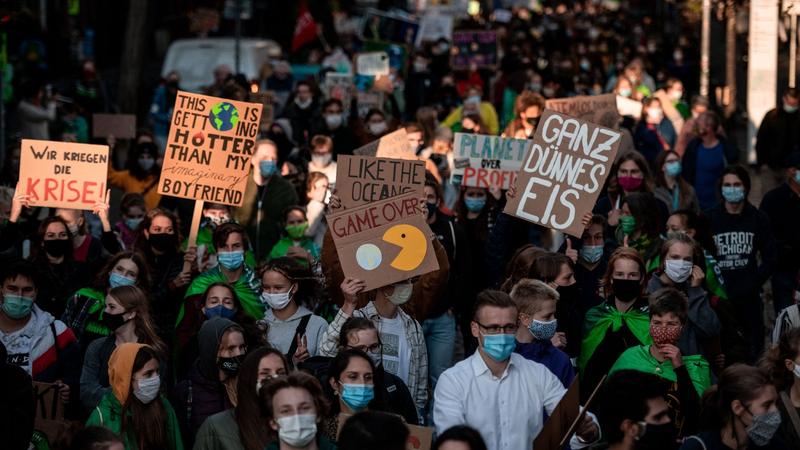 Klimademo in Düsseldorf: Fridays for Future demonstrieren vor dem Landtag