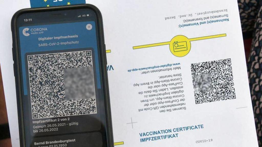  Pharmacies ask for patience when issuing digital vaccination cards |  rbb24