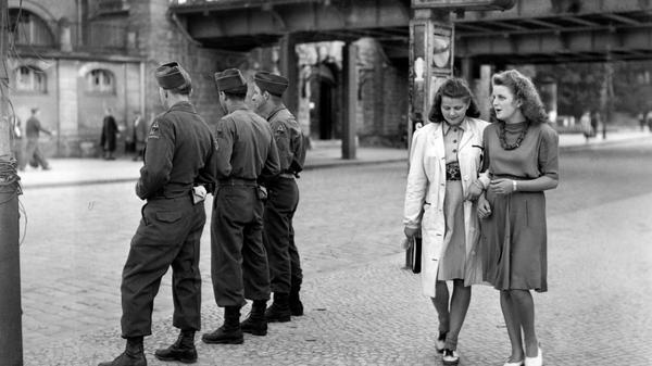 Um über den Zweiten Weltkrieg zu berichten, kämpften diese Journalistinnen zu Hause gegen Sexismus