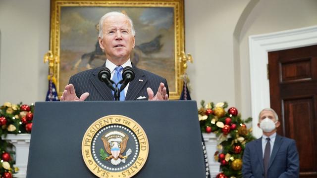 Covid-19 : Joe Biden estime qu’il n’y a «pas de raison de paniquer» face au variant Omicron 