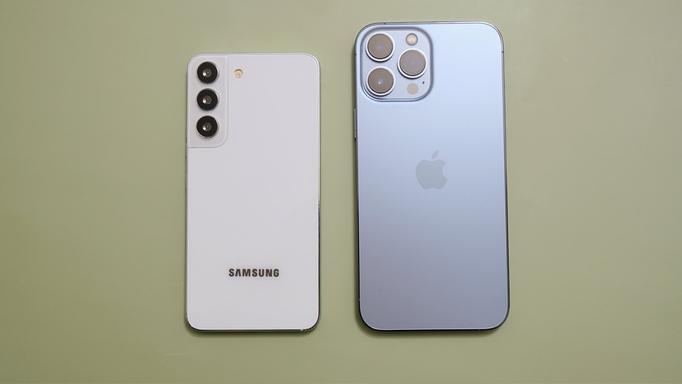 «Не включайте экран Galaxy S22. iPhone 13 Pro Max позорно проиграет», — iPhone 13 Pro Max сравнили с крошечным Samsung Galaxy S22 
