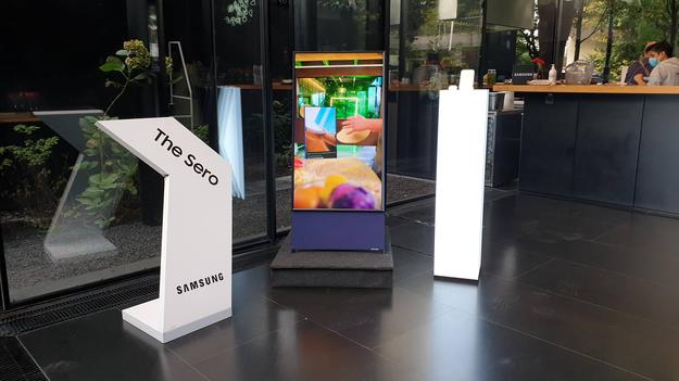 Samsung The Sero - televizorul cu ecran rotativ care se adaptează formatului vertical este lansat oficial în România, alături de modelul pentru exterior The Terrace 