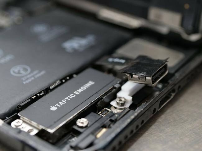 Comment remplacer le Lightning de l'iPhone par de l'USB-C, en plein d'étapes pas faciles | iGeneration 