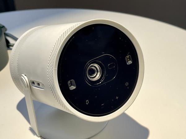 Samsung introduces the Freestyle mini-projector at CES 2022