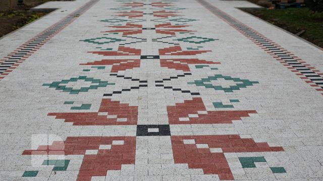 A pavement with the reasons for a traditional carpet, installed on the alley of Grigore Vieru Boulevard // Photo | Jurnal.md 