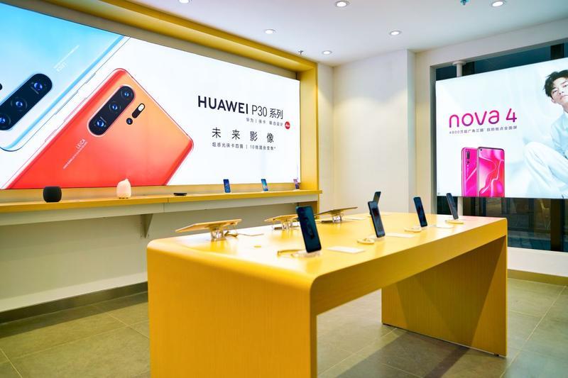 Huawei va instala în 2021 sistemul său de operare pe smartphone-uri