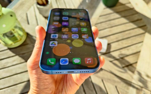 PhonAndroid iPhone 13 : Apple désactive Face ID si l’écran est changé par un réparateur tiers 
