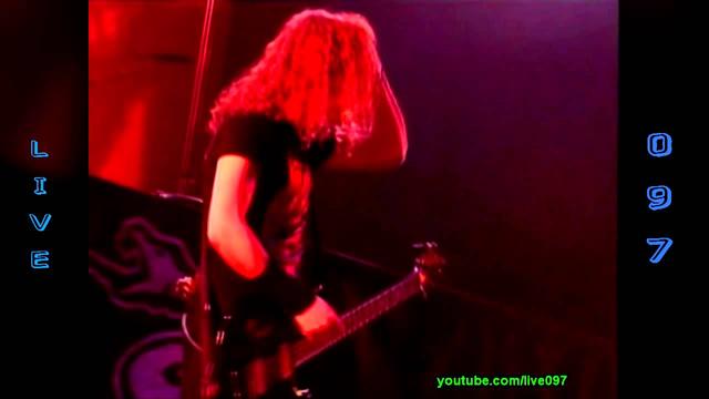 SMART RADIO | Solistul trupei Metallica a fost rănit de o explozie în timpul unui concert pe 8 august 1992 / VIDEO 