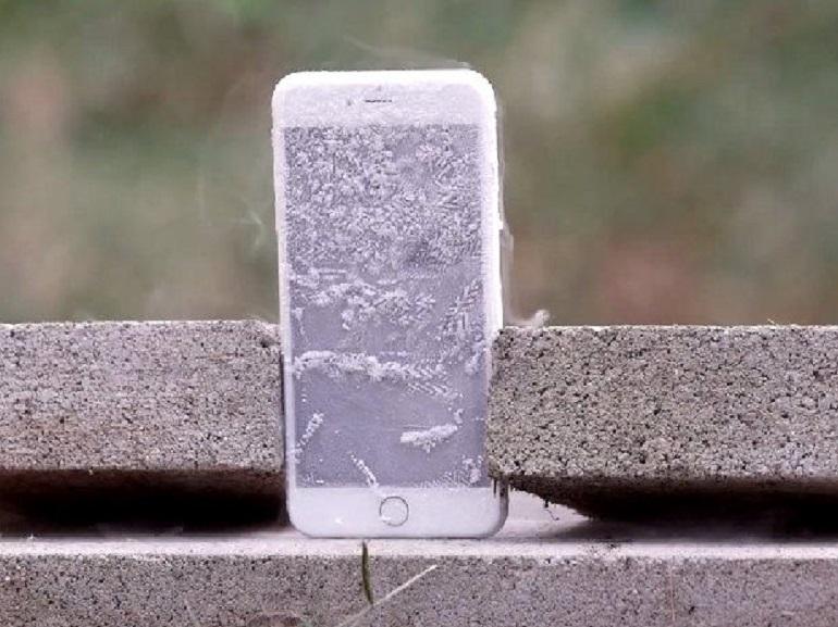 In extreme cold, why does your smartphone does it suddenly turn off? 