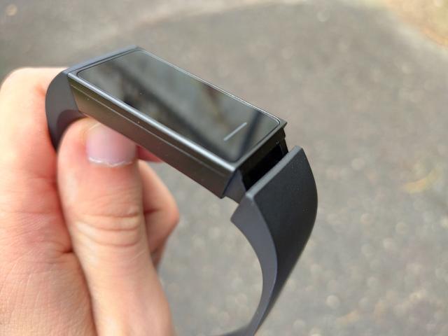 Charging smart bands without cables and induction chargers.Xiaomi impressed me with a brilliant patent