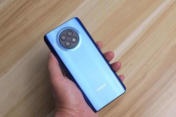 Honor X20 apare în fotografii hands on, indicând că Honor îşi ia încă ora exactă de la Huawei în materie de design 