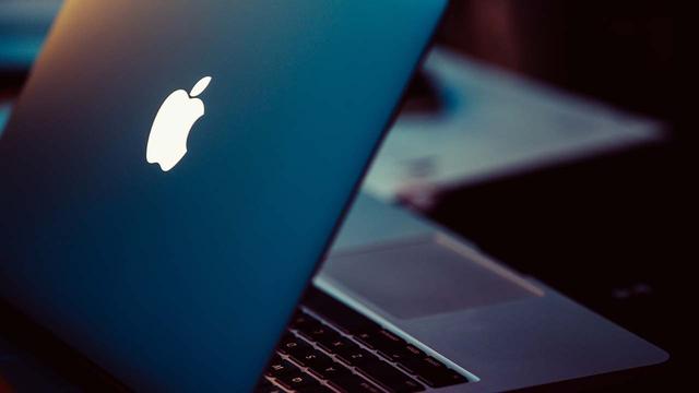 Risolta falla su dispositivi Apple: gli hacker potevano accedere a webcam e microfono 