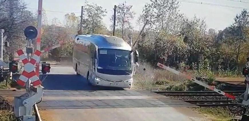 Un şofer de autobuz, surprins de camere în timp ce spulberă o barieră de cale ferată în Prahova: 